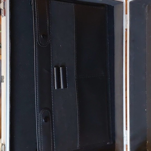 Metal case from Logics Color DNA System - Picture 4 of 7